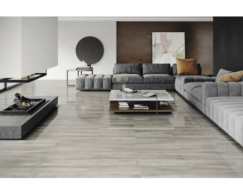 Obývací pokoj s pohovkou, konferenčním stolkem a krbem na dřevěné podlaze