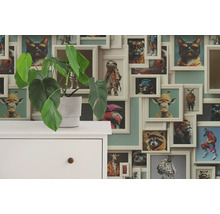 Dekorativní tapeta se zvířecími motivy v rámech obrazů