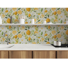 Kuchyňská scéna s tapetou se vzorem citronu, pracovní deskou a policemi