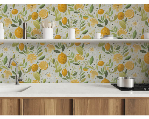 Kuchyňská scéna s tapetou se vzorem citronu, pracovní deskou a policemi