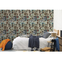 Ložnice s tapetou s portréty zvířat v rámech.