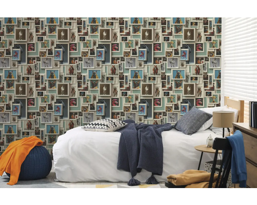 Ložnice s tapetou s portréty zvířat v rámech.