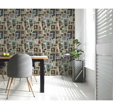 Jídelna s fototapetou s motivy zvířat, jídelním stolem, židlemi a pokojovou rostlinou.