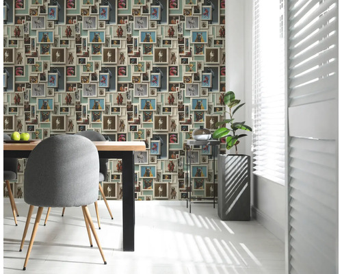 Jídelna s fototapetou s motivy zvířat, jídelním stolem, židlemi a pokojovou rostlinou.