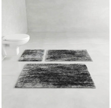 Koupelna se třemi koupelnovými koberečky