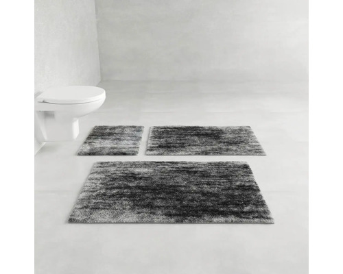 Koupelna se třemi koupelnovými koberečky