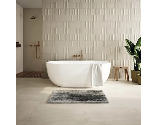 Moderní koupelna s volně stojící vanou, strukturovanými obkládačkami a dřevěnými prvky.