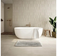 Světlá koupelna s volně stojící vanou, strukturovanými obkladačkami a dřevěnými prvky