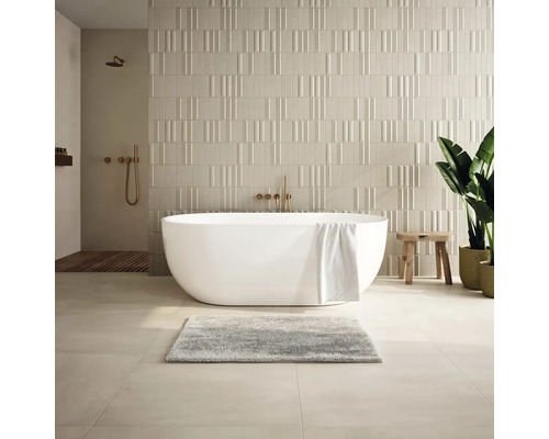 Světlá koupelna s volně stojící vanou, strukturovanými obkladačkami a dřevěnými prvky