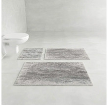 Šedá sada koupelnových předložek v koupelně vedle toalety