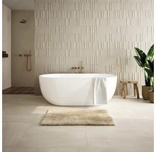 Koupelna s volně stojící vanou, strukturovanými obklady a dřevěnými prvky pro světlé a uspořádané prostředí