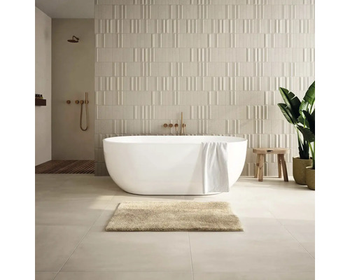 Koupelna s volně stojící vanou, strukturovanými obklady a dřevěnými prvky pro světlé a uspořádané prostředí