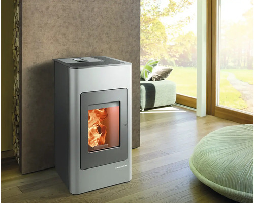 Peletová kamna Haas und Sohn v obývacím pokoji s oknem a posezením