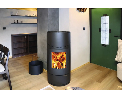 Obývací pokoj s kamny, dřevěnou podlahou a regály