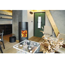 Obývací pokoj s kamny, stolem a židlemi