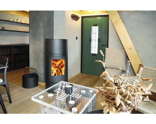 Obývací pokoj s kamny, stolem a židlemi