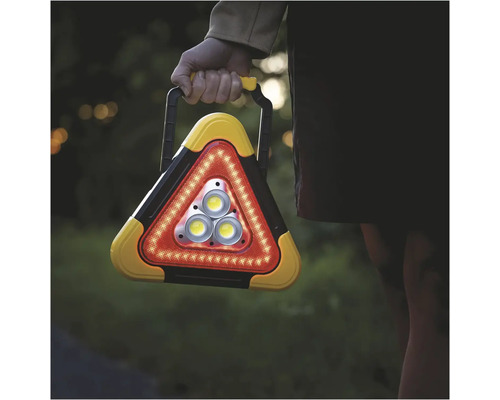 Trojúhelníková výstražná lampa s LED v ruce