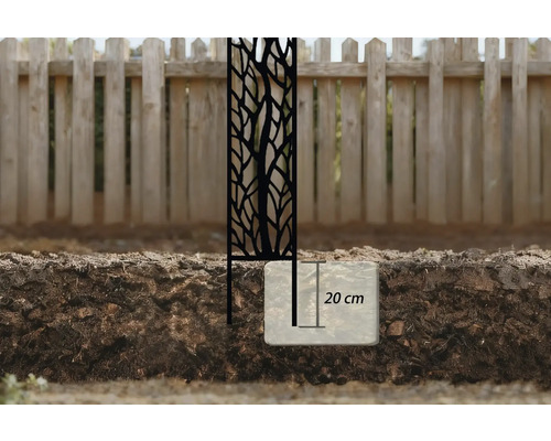 Dekorativní zástěna na zahradní plot z kovu se stromovým vzorem, upevněná v 20centimetrovém betonovém základu.