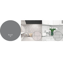 Koupelna a kuchyně s obklady stěn v různých odstínech šedé a detaily dlaždic.