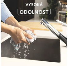 Osoba ždímá hadr nad dřezem, text: Vysoká odolnost