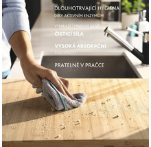 Osoba čistí prkénko hadříkem. Hadřík je šedý s barevným pruhem.