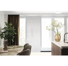 Obývací pokoj s jídelním stolem, židlemi, závěsy a panelovými závěsy před terasovými dveřmi