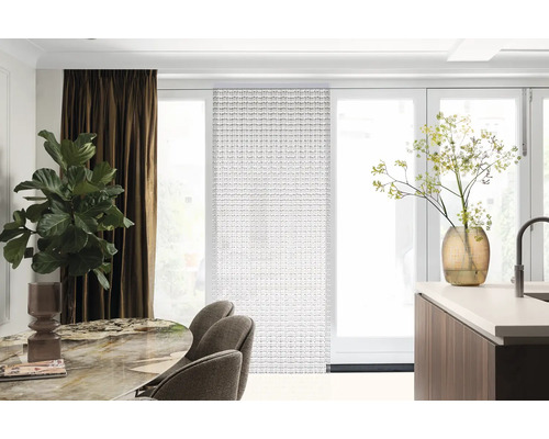 Obývací pokoj s jídelním stolem, židlemi, závěsy a panelovými závěsy před terasovými dveřmi