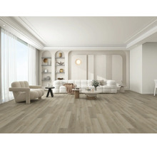 Světlý obývací pokoj s podlahou se vzhledem dřeva, křeslem a pohovkou