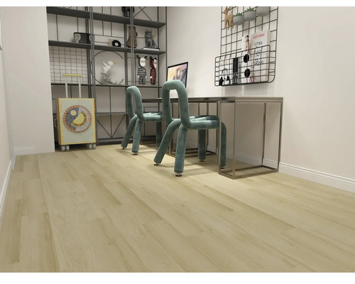 Pokoj se stolem, židlemi a regálem