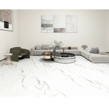 Světlý obývací pokoj s pohovkou, křeslem a mramorovou dlažbou