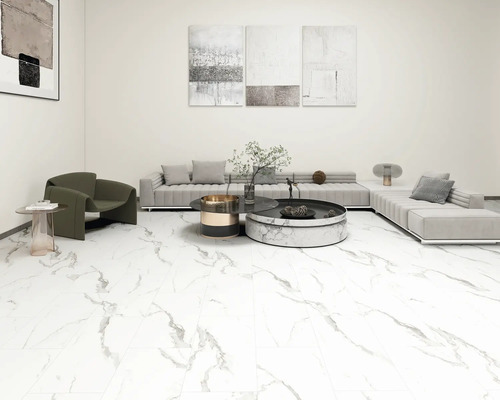 Světlý obývací pokoj s pohovkou, křeslem a mramorovou dlažbou