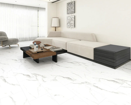 Světlý obývací pokoj s pohovkou, konferenčním stolkem a dlažbou.