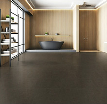 Moderní koupelna s volně stojící vanou, sprchou a policemi