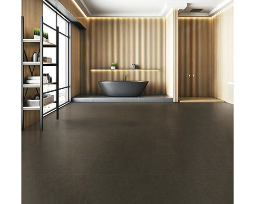 Moderní koupelna s volně stojící vanou, sprchou a policemi