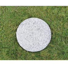 Kulatá nášlapná deska z kamene na trávníku