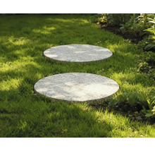 Dva kulaté kamenné nášlapné kameny v trávníku