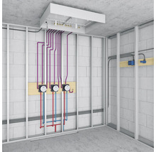 Hrubá stavba koupelny s instalačním systémem, vodovodním potrubím a elektrikou