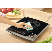 Čištění indukční varné desky hadříkem