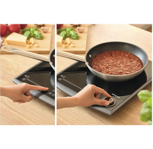 Indukční varná deska Sencor s ovládacím panelem a hrncem