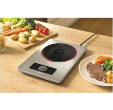 Indukční varná deska Sencor se zeleninou a steakem na dřevěném stole