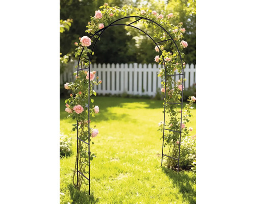 Oblouk na růže na zahradě s růžemi