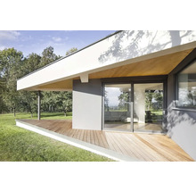 Moderní dům s dřevěnou terasou a posuvnými dveřmi