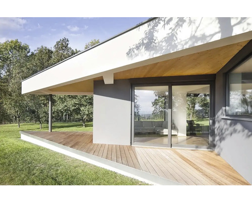 Moderní dům s dřevěnou terasou a posuvnými dveřmi