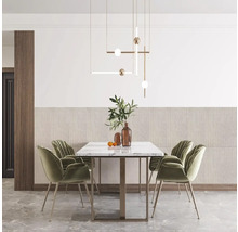 Jídelna s jídelním stolem, židlemi a moderním závěsným svítidlem.