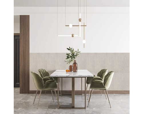 Jídelna s jídelním stolem, židlemi a moderním závěsným svítidlem.