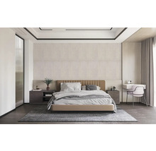 Ložnice s postelí, nočními stolky, kobercem a psacím stolem