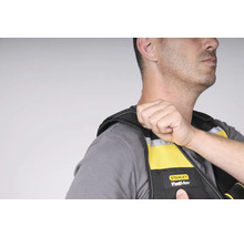 Muž má na sobě pracovní vestu Stanley FatMax