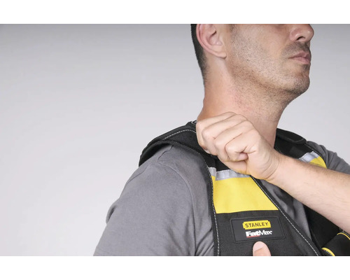 Muž má na sobě pracovní vestu Stanley FatMax