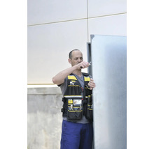 Řemeslník s montérskou vestou při opravách