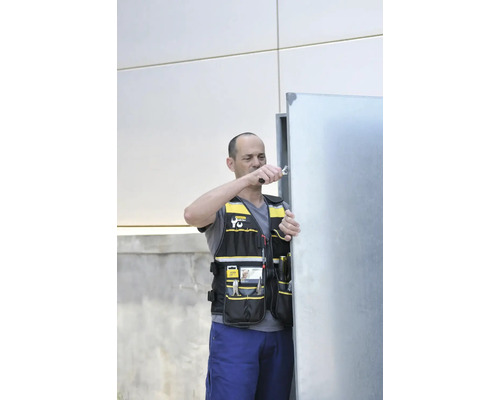 Řemeslník s montérskou vestou při opravách